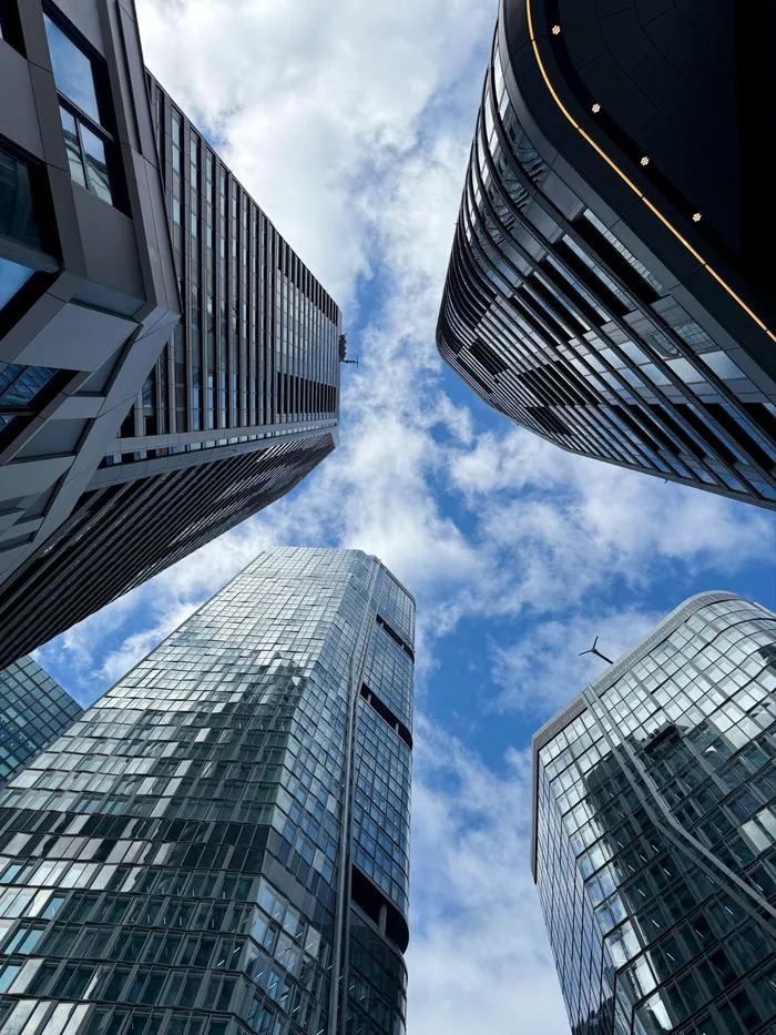 Blick nach oben auf Frankfurter Hochhäuser